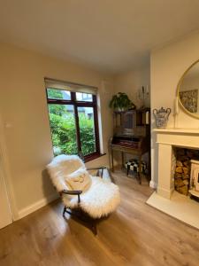 2 Bed Retreat by Lake, Hotel and Golf Course