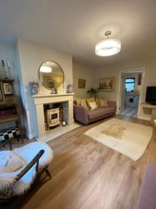 2 Bed Retreat by Lake, Hotel and Golf Course