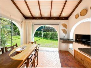 Apto estilo casa em condomínio com piscina na beira da praia