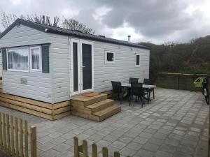 Luxe Chalet op camping Duindoorn, IJmuiden aan Zee, in de buurt van F1 circuit Zandvoort en Bloemendaal op loopafstand strand