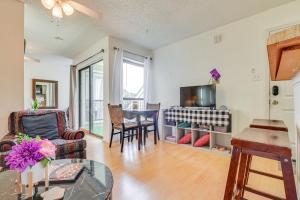 3 Mi to Dtwn Fort Worth! Condo with Hot Tub and Pool