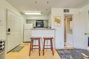 3 Mi to Dtwn Fort Worth! Condo with Hot Tub and Pool