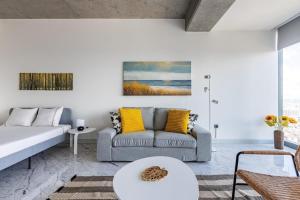 Scenic Bright Studio w Parking, PoolViews! #302