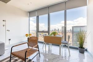 Scenic Bright Studio w Parking, PoolViews! #302