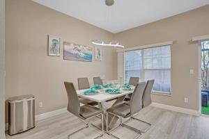 Modern 4 BR Townhouse near Disney