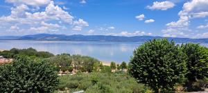 Lincanto del Trasimeno con giardino vista lago nel cuore di Castiglione