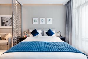 A Living-Modern Studio Apartment with Balcony & Canal view at Prive 2507B ,Business Bay