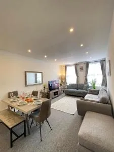 Montague Apartment-Spacious, Central & Free Parking - Goring by Sea