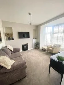 Spacious Town House - Hirwaun