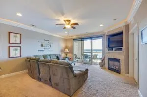 Waterfront Osage Beach Condo with Patio and Grill - Kaiser
