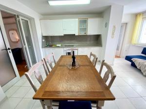 Big First Floor Apartment Near Arena and Centre