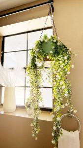 Heart of Las Vegas 8 Beds, Pool Table, BBQ!