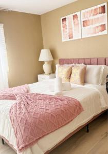 Heart of Las Vegas 8 Beds, Pool Table, BBQ!