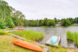 Lakefront Hinsdale Home about 10 Mi to Pittsfield!