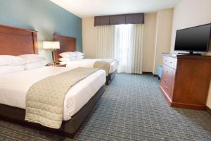 Queen Suite with Two Queen Beds room in Drury Inn & Suites St. Louis Brentwood