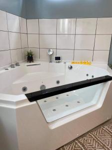 King suite with Jacuzzi near Hidden Valley Ski