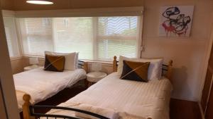 The Ideal Spot- Pet Friendly Waterfront with Retro Styling