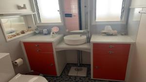 The Ideal Spot- Pet Friendly Waterfront with Retro Styling
