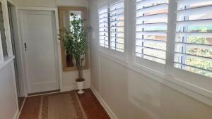 The Ideal Spot- Pet Friendly Waterfront with Retro Styling