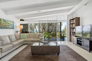 Sabia Beach House 2.0 - Beachfront - Sleeps 6