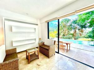 Spacious and comfortable apartment w pool and golf