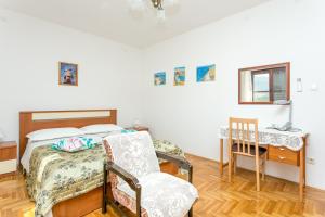 Apartments with parking space Trogir - 9209