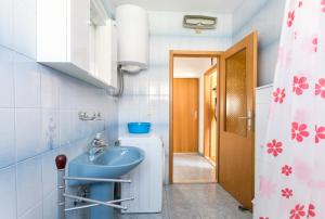 Apartments with parking space Trogir - 9209