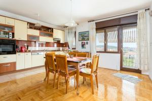 Apartments with parking space Trogir - 9209