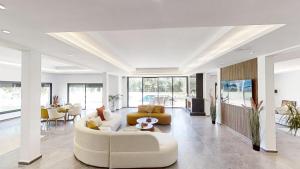 Villa S- Luxurious 8 masterbedrooms villa on 3000m2, close toamenities, Golf and heart of Souissi