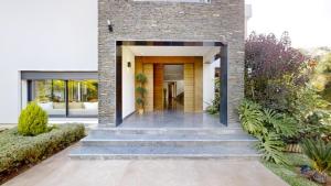 Villa S- Luxurious 8 masterbedrooms villa on 3000m2, close toamenities, Golf and heart of Souissi