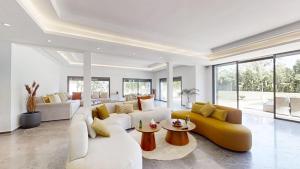 Villa S- Luxurious 8 masterbedrooms villa on 3000m2, close toamenities, Golf and heart of Souissi