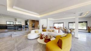 Villa S- Luxurious 8 masterbedrooms villa on 3000m2, close toamenities, Golf and heart of Souissi