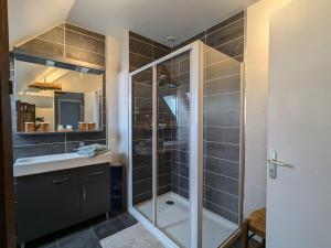 B&B / Chambres d'hotes Suite Familiale Privatisee avec Petit Dejeuner, Salon et Chambres au 1er Etage - FR-1-591-396 : photos des chambres