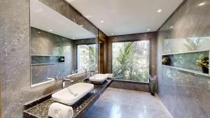 Villa S- Luxurious 8 masterbedrooms villa on 3000m2, close toamenities, Golf and heart of Souissi
