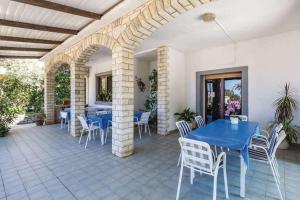 Apartments and rooms with parking space Banjol, Rab - 23468