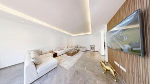 Villa S- Luxurious 8 masterbedrooms villa on 3000m2, close toamenities, Golf and heart of Souissi