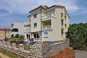 Apartments with a parking space Kostrena, Rijeka - 23422 