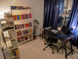 Close to airport and subway w breakfast