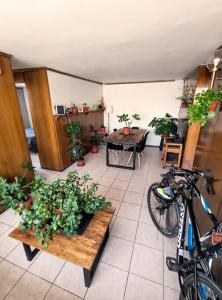 Close to airport and subway w breakfast