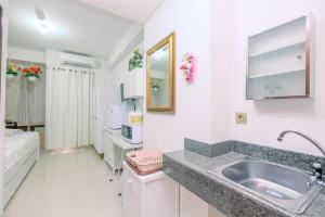 Minimalist and Cozy Studio (No Kitchen) Transpark Cibubur Apartment By Travelio