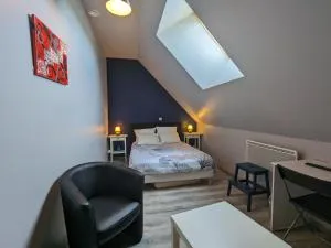 Suite familiale privée avec 3 chambres, sdb, wc partagés et petit-déjeuner inclus - FR-1-591-609 - Cluis