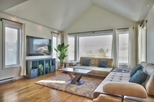 Dynamite 2-Bedroom House, Garage, Sleeps 6