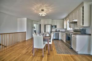 Dynamite 2-Bedroom House, Garage, Sleeps 6
