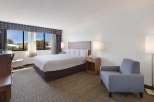 King Room - Accessible/Interior Tower room in Clarion Hotel Concord Walnut Creek