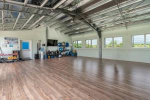 NEW 5BR Farmhouse Estate - AC Pool Gym Pickleball