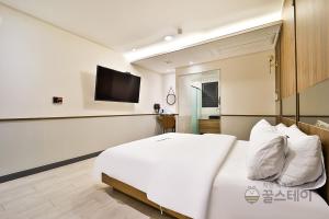 Brown Dot Hotel Guun
