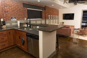 Luxury 2 Br Apartment With Modern Accents Downtown