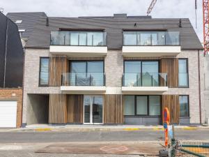 Newly built rooftop flat with sun-facing terrace