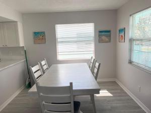 2bd 2ba Beachside W 3Min to Beach
