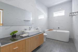 R5市中心豪华4卧5卫泳池别墅c